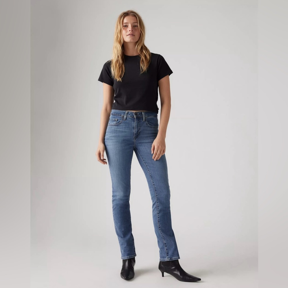Levi’s 724 High Rise Slim Straight Jeans in Blue Wave - Medium Wash, size 26x32